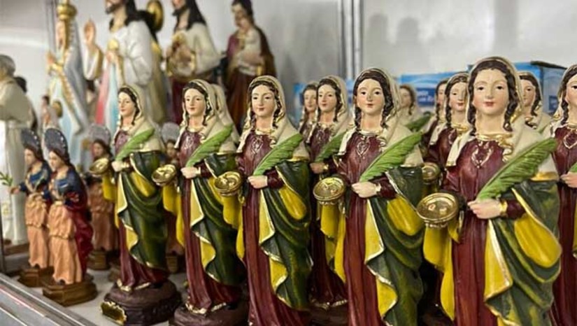 Imagem 1 - O atendimento é de segunda a sexta-feira das 8h às 11h30 e das 13h30 às 17h30 e aos sábados, das 7h30 às 12h. Já a partir do próximo dia 1º de dezembro, data da abertura da Festa de Santa Luzia, o funcionamento será das estendido, das 7h às 22h. Além do espaço físico, a Lojinha de Santa Luzia tem o atendimento e a venda de artigos religiosos através de contato pelo WhatsApp: (84) 9 9105 7936 e também venda itinerante acompanhando a peregrinação da imagem da padroeira. Imagem 1 - O atendimento é de segunda a sexta-feira das 8h às 11h30 e das 13h30 às 17h30 e aos sábados, das 7h30 às 12h. Já a partir do próximo dia 1º de dezembro, data da abertura da Festa de Santa Luzia, o funcionamento será das estendido, das 7h às 22h. Além do espaço físico, a Lojinha de Santa Luzia tem o atendimento e a venda de artigos religiosos através de contato pelo WhatsApp: (84) 9 9105 7936 e também venda itinerante acompanhando a peregrinação da imagem da padroeira.