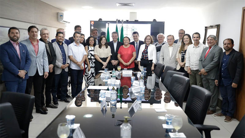 Imagem 1 - Fátima discute com ministro da Pesca e Aquicultura sobre interiorização da produção de camarão e algas. A governadora do RN recebeu o ministro André de Paula nesta segunda-feira (13). Na oportunidade, foi discutida a licitação do Terminal Público Pesqueiro de Natal. Fátima também solicitou apoio do ministério da Pesca e Aquicultura nas ações necessárias para alteração na legislação e nas medidas de licenciamento ambiental, para interiorização da produção de camarão e algas e a capacitação dos trabalhadores do setor. "Hoje se mostra viável a produção de pescado e algas no semiárido. Isto respeitando o meio ambiente e aproveitando áreas e águas adequadas", explicou. Imagem 1 - Fátima discute com ministro da Pesca e Aquicultura sobre interiorização da produção de camarão e algas. A governadora do RN recebeu o ministro André de Paula nesta segunda-feira (13). Na oportunidade, foi discutida a licitação do Terminal Público Pesqueiro de Natal. Fátima também solicitou apoio do ministério da Pesca e Aquicultura nas ações necessárias para alteração na legislação e nas medidas de licenciamento ambiental, para interiorização da produção de camarão e algas e a capacitação dos trabalhadores do setor. "Hoje se mostra viável a produção de pescado e algas no semiárido. Isto respeitando o meio ambiente e aproveitando áreas e águas adequadas", explicou.