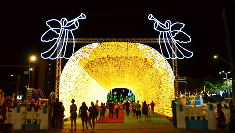 Imagem 1 -  Estação Natal tem abertura confirmada para o próximo dia 25 de novembro. A informação foi confirmada pelo prefeito Allyson Bezerra, nesta segunda-feira (13). O projeto, cuja primeira edição aconteceu em 2022, foi sucesso de público e de crítica. Com estrutura montada na Estação das Artes Elizeu Ventania, o Estação Natal contou com túnel de luzes, uma cidade cenográfica natalina, palco para apresentações culturais e espaço para ambulantes comercializarem seus produtos. Segundo o prefeito, em 2023, o túnel de luzes será ainda maior. 