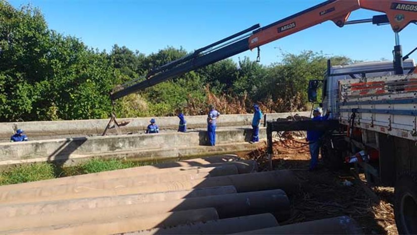 Imagem 1 - Plano de obras para garantir o fornecimento de água para abastecimento humano e atividades agrícolas foi elaborado levando em conta o menor impacto possível à população. O Canal do Pataxó é uma obra pública hídrica de perenização do rio Pataxó. A captação é feita na Barragem Armando Ribeiro Gonçalves, o maior reservatório de água doce do Rio Grande do Norte, com capacidade para 2,38 bilhões de metros cúbicos. Imagem 1 - Plano de obras para garantir o fornecimento de água para abastecimento humano e atividades agrícolas foi elaborado levando em conta o menor impacto possível à população. O Canal do Pataxó é uma obra pública hídrica de perenização do rio Pataxó. A captação é feita na Barragem Armando Ribeiro Gonçalves, o maior reservatório de água doce do Rio Grande do Norte, com capacidade para 2,38 bilhões de metros cúbicos.