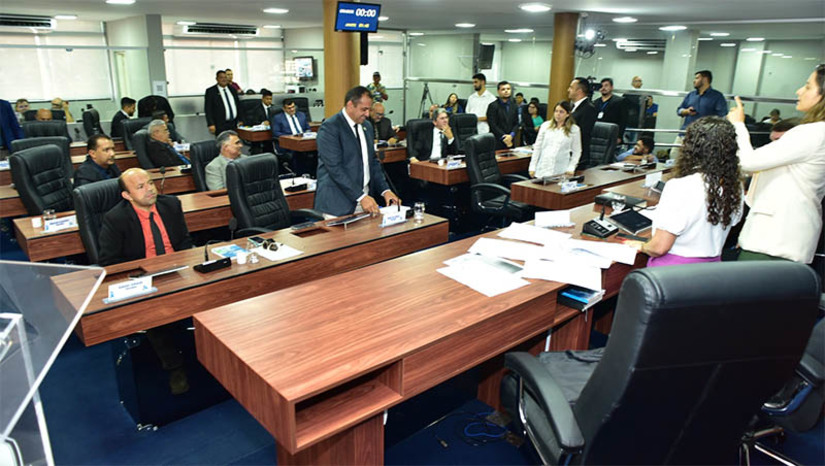 Imagem 1 - Vereadores aprovam PLs que criam novas vagas e garantem isenção em concursos do município. Dos oito Projetos de Lei aprovados na Câmara Municipal de Mossoró, nesta terça-feira (21), seis são de autoria da Prefeitura e cinco desses versam sobre concursos públicos no Município. Outros dois projetos são de autoria do Poder Legislativo. Apesar da aprovação por unanimidade, o líder da oposição na casa, vereador Tony Fernandes afirmou que não houve tempo suficiente para análise e aperfeiçoamento das propostas, enviadas à Câmara na sexta-feira (17). Por outro lado, o líder do governo do Legislativo, vereador Genilson Alves, considerou emendas desnecessárias, porque os projetos estão de acordo com a legislação, inclusive federal. Imagem 1 - Vereadores aprovam PLs que criam novas vagas e garantem isenção em concursos do município. Dos oito Projetos de Lei aprovados na Câmara Municipal de Mossoró, nesta terça-feira (21), seis são de autoria da Prefeitura e cinco desses versam sobre concursos públicos no Município. Outros dois projetos são de autoria do Poder Legislativo. Apesar da aprovação por unanimidade, o líder da oposição na casa, vereador Tony Fernandes afirmou que não houve tempo suficiente para análise e aperfeiçoamento das propostas, enviadas à Câmara na sexta-feira (17). Por outro lado, o líder do governo do Legislativo, vereador Genilson Alves, considerou emendas desnecessárias, porque os projetos estão de acordo com a legislação, inclusive federal.