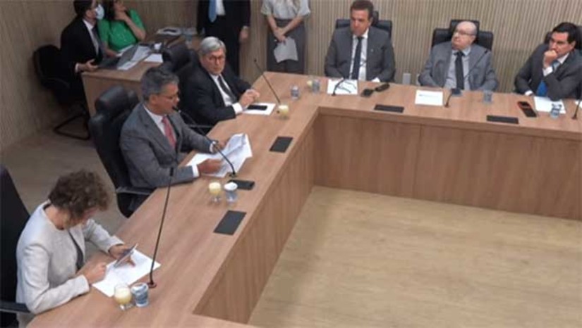 Imagem 1 - Na reunião da Comissão de Fiscalização e Finanças (CFF), o relator do projeto e presidente da CFF, deputado Coronel Azevedo (PL), votou pela rejeição do projeto no colegiado. Acompanharam o posicionamento pela rejeição da matéria os deputados José Dias (PSDB), Luiz Eduardo (SDD), Tomba Farias (PSDB) e Nelter Queiroz (PSDB). Por outro lado, votaram contra o relatório do Coronel Azevedo os deputados George Soares (PV) e Isolda Dantas (PT), ficando registrado o placar final de 5 x 2 pela rejeição do projeto. A deputada Isolda Dantas (PT) adiantou que entrará com um recurso para que o projeto seja discutido no Plenário. Imagem 1 - Na reunião da Comissão de Fiscalização e Finanças (CFF), o relator do projeto e presidente da CFF, deputado Coronel Azevedo (PL), votou pela rejeição do projeto no colegiado. Acompanharam o posicionamento pela rejeição da matéria os deputados José Dias (PSDB), Luiz Eduardo (SDD), Tomba Farias (PSDB) e Nelter Queiroz (PSDB). Por outro lado, votaram contra o relatório do Coronel Azevedo os deputados George Soares (PV) e Isolda Dantas (PT), ficando registrado o placar final de 5 x 2 pela rejeição do projeto. A deputada Isolda Dantas (PT) adiantou que entrará com um recurso para que o projeto seja discutido no Plenário.