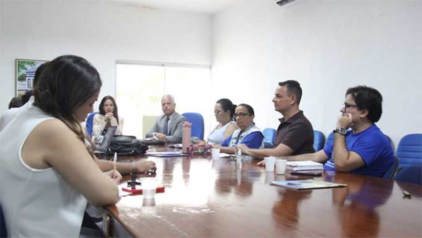Imagem 1 - A reunião foi entre a Uern e o Instituto de Desenvolvimento Educacional, Cultural e Assistencial Nacional (Idecan), banca selecionada para realizar o próximo concurso durante o encontro foi discutido a construção do edital do certame. A expectativa da Instituição é que o edital com as informações sobre cargos, datas de realização da prova e demais detalhes sobre o concurso seja publicado ainda neste ano. O último concurso público realizado pela Uern ocorreu em 2016, com mais de 12 mil inscritos. O certame ofereceu 116 vagas, mas, ao longo do período de validade, foram convocados mais de 500 servidores, entre professores e técnicos-administrativos. Imagem 1 - A reunião foi entre a Uern e o Instituto de Desenvolvimento Educacional, Cultural e Assistencial Nacional (Idecan), banca selecionada para realizar o próximo concurso durante o encontro foi discutido a construção do edital do certame. A expectativa da Instituição é que o edital com as informações sobre cargos, datas de realização da prova e demais detalhes sobre o concurso seja publicado ainda neste ano. O último concurso público realizado pela Uern ocorreu em 2016, com mais de 12 mil inscritos. O certame ofereceu 116 vagas, mas, ao longo do período de validade, foram convocados mais de 500 servidores, entre professores e técnicos-administrativos.
