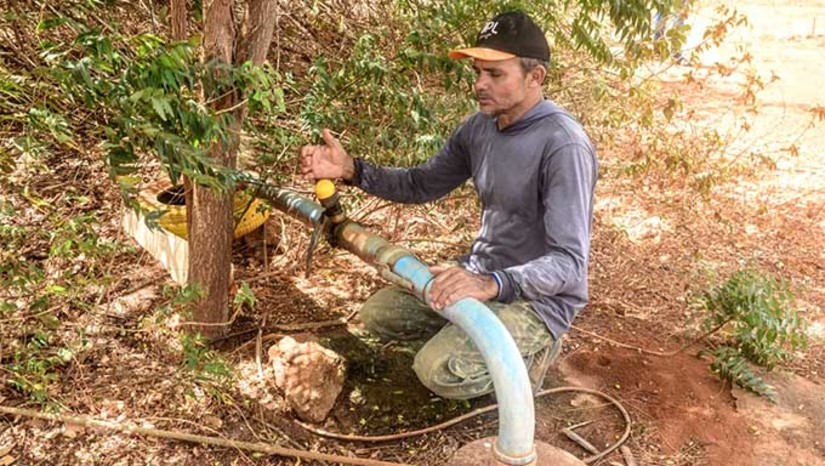 Imagem 1 - O documento possibilita o uso da água permitido pelos órgãos reguladores. Todo tipo de água superficial ou subterrânea precisa de autorização para uso. Com a outorga de água, o agricultor consegue ser incluído no programa “Tarifa Verde”, fornecido pela Cosern (Companhia Energética do Rio Grande do Norte). As outorgas são para irrigantes que estão solicitando ou renovando o “Tarifa Verde”, que é o desconto da tarifa de energia para abatimento na irrigação. Coordenador de Agricultura da Seadru, Ney Maranhão destacou a iniciativa da Prefeitura de Mossoró em se deslocar até as comunidades rurais para apoiar o agricultor familiar disponibilizar o cadastro para a aquisição do documento. Imagem 1 - O documento possibilita o uso da água permitido pelos órgãos reguladores. Todo tipo de água superficial ou subterrânea precisa de autorização para uso. Com a outorga de água, o agricultor consegue ser incluído no programa “Tarifa Verde”, fornecido pela Cosern (Companhia Energética do Rio Grande do Norte). As outorgas são para irrigantes que estão solicitando ou renovando o “Tarifa Verde”, que é o desconto da tarifa de energia para abatimento na irrigação. Coordenador de Agricultura da Seadru, Ney Maranhão destacou a iniciativa da Prefeitura de Mossoró em se deslocar até as comunidades rurais para apoiar o agricultor familiar disponibilizar o cadastro para a aquisição do documento.