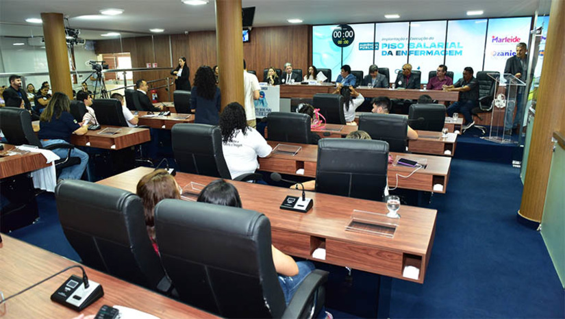 Imagem 1 - Vereadores e entidades debatem efetivação do Piso da Enfermagem, em Mossoró. A audiência pública no Legislativo aconteceu nesta quinta-feira (23), reunindo representantes do Ministério da Saúde, vereadores, profissionais da enfermagem e sindicatos. A discussão foi proposta pela vereadora Marleide Cunha (PT), em parceria com o vereador Ozaniel Mesquita (União). Segundo Marleide Cunha, a audiência foi um espaço de escuta, ideias e informações, para, assim, propor encaminhamentos que garantam o direito conquistado pelos profissionais de saúde. “Que esse direito chegue ao bolso do profissional”, cobrou. Imagem 1 - Vereadores e entidades debatem efetivação do Piso da Enfermagem, em Mossoró. A audiência pública no Legislativo aconteceu nesta quinta-feira (23), reunindo representantes do Ministério da Saúde, vereadores, profissionais da enfermagem e sindicatos. A discussão foi proposta pela vereadora Marleide Cunha (PT), em parceria com o vereador Ozaniel Mesquita (União). Segundo Marleide Cunha, a audiência foi um espaço de escuta, ideias e informações, para, assim, propor encaminhamentos que garantam o direito conquistado pelos profissionais de saúde. “Que esse direito chegue ao bolso do profissional”, cobrou.