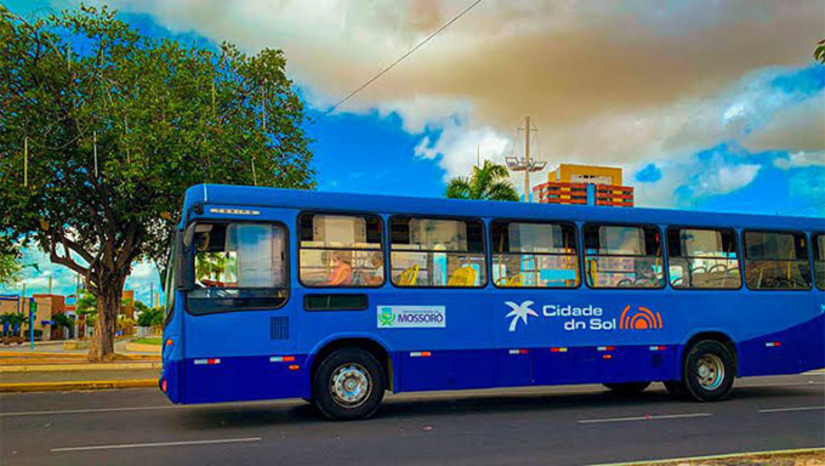 Imagem 1 - O prefeito de Mossoró, Allyson Bezerra, confirmou que neste sábado (25), terá ônibus gratuito em Mossoró para o lançamento do Estação Natal, que acontecerá a partir das 17h, na Estação das Artes Elizeu Ventania. As rotas irão circular de forma gratuita, com saída dos bairros às 16h, e o retorno aos bairros está programado para ocorrer às 21h, saindo da Estação das Artes. A iniciativa proporciona à população de Mossoró a ida à abertura do Estação Natal. Acesse o MH e confira rotas e horários. Imagem 1 - O prefeito de Mossoró, Allyson Bezerra, confirmou que neste sábado (25), terá ônibus gratuito em Mossoró para o lançamento do Estação Natal, que acontecerá a partir das 17h, na Estação das Artes Elizeu Ventania. As rotas irão circular de forma gratuita, com saída dos bairros às 16h, e o retorno aos bairros está programado para ocorrer às 21h, saindo da Estação das Artes. A iniciativa proporciona à população de Mossoró a ida à abertura do Estação Natal. Acesse o MH e confira rotas e horários.