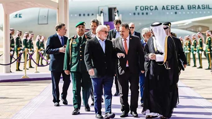 Imagem 1 -  Em Riade, capital da Arábia Saudita, Lula chega para reunião com o príncipe herdeiro Mohammed bin Salman, que cumpre as funções de chefe de Estado. Lula também se encontrará com empresários brasileiros e sauditas. Expectativa é de incremento dos investimentos sauditas no Brasil nos próximos anos.