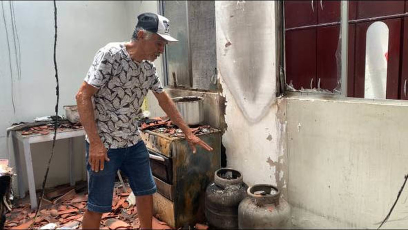 Imagem 1 -  Aposentado conta como começou o incêndio que destruiu sua casa, em Mossoró. A casa do senhor Raimundo Pereira Filgueiras, conhecido como Filgueira, de 76 anos, pegou fogo, na tarde desta terça-feira (5), no Abolição V, em Mossoró. O idoso contou ao MOSSORÓ HOJE como tudo aconteceu. Segundo ele, o incêndio começou após uma troca de um botijão de gás. Ele teria deixado o botijão vazio ao lado do novo e ao riscar o fósforo para ligar uma das bocas do fogão, a mangueira do gás incendiou, “ficou tipo um massarico”, disse. 