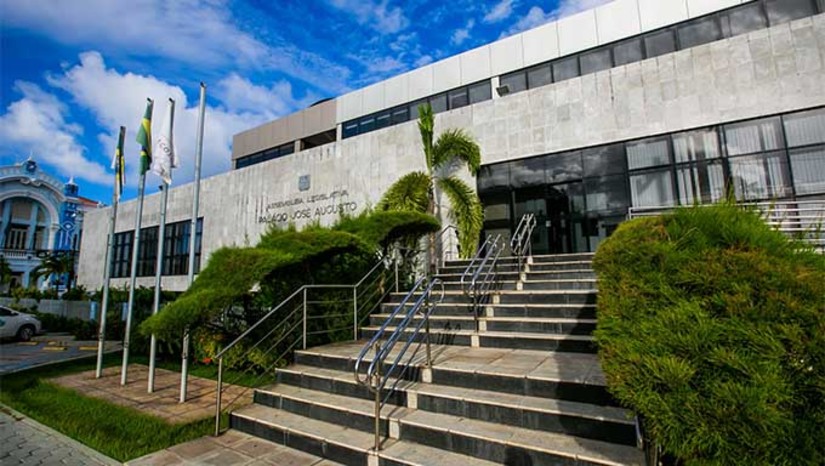 Imagem 1 -  A sessão de hoje trataria do recurso sobre o parecer terminativo do projeto de aumento do ICMS para 20% no estado. O prazo limite para apreciação é a quinta-feira (7). Pelo regimento interno da Casa, após recebido o recurso contra uma deliberação terminativa da Comissão, a Assembleia tem até três sessões ordinárias para fazer a apreciação do recurso. Caso não ocorra a votação, o recurso fica prejudicado e a decisão da comissão é mantida. Caso a sessão de amanhã não ocorra, o projeto que aumenta o ICMS de 18% para 20% em 2024 estará definitivamente rejeitado.