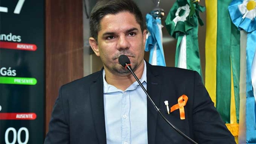 Imagem 1 -  O advogado Dr. Diego Tobias, atual presidente da Comissão de Direitos Humanos da Ordem dos Advogados do Brasil (OAB) em Mossoró, participou nesta quarta-feira (6), da sessão na Câmara de Vereadores. Ele destacou a relevância do Dia Internacional dos Direitos Humanos, promovendo reflexões sobre questões que permeiam a sociedade contemporânea. O advogado abordou o conceito de Aporofobia, um fenômeno relacionado à aversão ou hostilidade dirigida às pessoas pobres, e enfatizou a importância de compreender e combater essa forma de discriminação, que muitas vezes passa despercebida, mas que contribui para a perpetuação de desigualdades sociais.