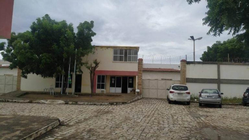 Imagem 1 - Adolescente morre após sofrer descarga elétrica no Centro de Assistência Sócio-Educativo de Mossoró. O caso aconteceu na noite desta quarta-feira (6). Segundo nota emitida pela Fundase, o menor, de apenas 14 anos, teria sofrido a descarga após desmontar o ventilador que estava no alojamento e tentar usar a fiação para queimar um pedaço de papel. A informação teria sido repassada por colegas que estavam no local. O jovem estava na unidade há cerca de uma semana, cumprindo medida socioeducativa no local, após tentar contra a vida dos pais, em Pau dos Ferros. Imagem 1 - Adolescente morre após sofrer descarga elétrica no Centro de Assistência Sócio-Educativo de Mossoró. O caso aconteceu na noite desta quarta-feira (6). Segundo nota emitida pela Fundase, o menor, de apenas 14 anos, teria sofrido a descarga após desmontar o ventilador que estava no alojamento e tentar usar a fiação para queimar um pedaço de papel. A informação teria sido repassada por colegas que estavam no local. O jovem estava na unidade há cerca de uma semana, cumprindo medida socioeducativa no local, após tentar contra a vida dos pais, em Pau dos Ferros.