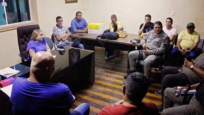 Imagem 1 - A prefeita Cinthia Sonale acompanhou a reunião com as forças de segurança e afirma que o Luau contará com três motos patrulha, quatro viaturas, ônibus de monitoramento, policiamento ostensivo de 40 homens da Policia Militar, além de segurança privada que garantirá um efetivo 40 seguranças e dois bombeiros civis. “Tudo está sendo pensado, planejado e reforçado. Será uma atuação integrada, fortalecendo a segurança de todos que estiverem no evento”, afirmou a prefeita. A polícia militar vai agir desde a manhã do dia 09, com barreiras na entrada da cidade, até o final do evento, com a presença da Força Tática, GTO e Rocam, o efetivo extra estará aqui para garantir maior segurança para a população. Imagem 1 - A prefeita Cinthia Sonale acompanhou a reunião com as forças de segurança e afirma que o Luau contará com três motos patrulha, quatro viaturas, ônibus de monitoramento, policiamento ostensivo de 40 homens da Policia Militar, além de segurança privada que garantirá um efetivo 40 seguranças e dois bombeiros civis. “Tudo está sendo pensado, planejado e reforçado. Será uma atuação integrada, fortalecendo a segurança de todos que estiverem no evento”, afirmou a prefeita. A polícia militar vai agir desde a manhã do dia 09, com barreiras na entrada da cidade, até o final do evento, com a presença da Força Tática, GTO e Rocam, o efetivo extra estará aqui para garantir maior segurança para a população.