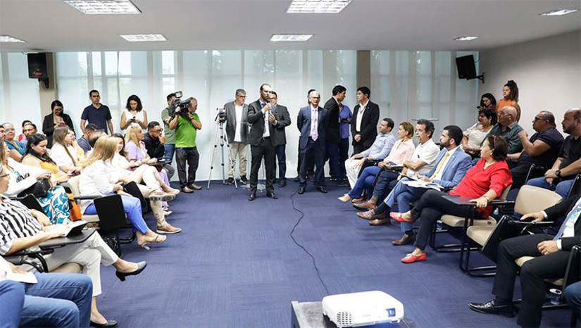 Imagem 1 - Governo e Caixa orientam gestores de 18 municípios sobre como acessar o MCMV. Nesta quinta-feira (7) o Governo do RN e representantes da Caixa Econômica Federal (CEF) se reuniram com prefeitos dos 18 municípios do estado, que foram contemplados pelo programa. Na ocasião, os gestores foram alertados para as normas legais, técnicas e prazos a serem cumpridos para a contratação dos serviços e aprovação pelo Ministério das Cidades. Imagem 1 - Governo e Caixa orientam gestores de 18 municípios sobre como acessar o MCMV. Nesta quinta-feira (7) o Governo do RN e representantes da Caixa Econômica Federal (CEF) se reuniram com prefeitos dos 18 municípios do estado, que foram contemplados pelo programa. Na ocasião, os gestores foram alertados para as normas legais, técnicas e prazos a serem cumpridos para a contratação dos serviços e aprovação pelo Ministério das Cidades.