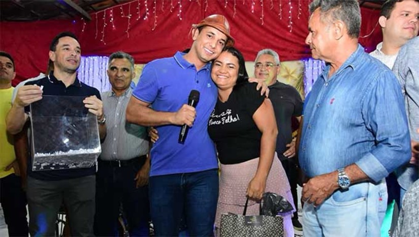 Imagem 1 - “Esse é um importante momento, uma ação inédita que nós temos a oportunidade de proporcionar aos nossos servidores, que estão conosco nessa missão de transformar Mossoró e cuidar do nosso povo. Um momento para agradecer pessoalmente a cada um, poder abraçar e dizer o quanto eles são importantes para nós. Estou muito feliz, recebi muito carinho que sem dúvidas vai nos dar força para continuarmos juntos trabalhando por Mossoró,” disse o prefeito Allyson. Imagem 1 - “Esse é um importante momento, uma ação inédita que nós temos a oportunidade de proporcionar aos nossos servidores, que estão conosco nessa missão de transformar Mossoró e cuidar do nosso povo. Um momento para agradecer pessoalmente a cada um, poder abraçar e dizer o quanto eles são importantes para nós. Estou muito feliz, recebi muito carinho que sem dúvidas vai nos dar força para continuarmos juntos trabalhando por Mossoró,” disse o prefeito Allyson.