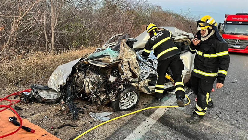 Imagem 1 - Motorista morre em acidente na BR 405 momentos após comprar um carro. O caso aconteceu no final da tarde desta quinta-feira (7), nas proximidades da comunidade do Jucuri. A vítima fatal foi identificada como Carlos Francisco de Oliveira Jovino, de 47 anos. Segundo informações do Corpo de Bombeiros, que foi acionado para retirar o corpo das ferragens, Carlos havia acabado de comprar o carro, no município de Grossos, e retornava para Apodi. A PRF informou que, possivelmente, ele invadiu a pista contrária e colidiu frontalmente com um caminhão baú. O motorista do caminhão foi socorrido com vida para o HRTM. A polícia civil vai investigar o caso. Imagem 1 - Motorista morre em acidente na BR 405 momentos após comprar um carro. O caso aconteceu no final da tarde desta quinta-feira (7), nas proximidades da comunidade do Jucuri. A vítima fatal foi identificada como Carlos Francisco de Oliveira Jovino, de 47 anos. Segundo informações do Corpo de Bombeiros, que foi acionado para retirar o corpo das ferragens, Carlos havia acabado de comprar o carro, no município de Grossos, e retornava para Apodi. A PRF informou que, possivelmente, ele invadiu a pista contrária e colidiu frontalmente com um caminhão baú. O motorista do caminhão foi socorrido com vida para o HRTM. A polícia civil vai investigar o caso.
