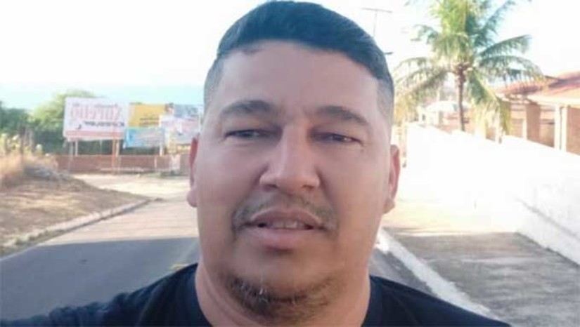 Imagem 1 - Quadrilha fortemente armada mata policial militar em Tibau. Joel Marques Neto, o Sargento Joel, foi assassinado a tiros na manhã desta sexta-feira (8). O policial estava no posto de entrada do município de Tibau, na companhia do pai, onde aguardava um concerto que estava sendo realizado em seu carro. Segundo informações do delegado Luís Fernando, cinco suspeitos, fortemente armados, chegaram ao local em um veículo e já desceram atirando em direção à vítima, que não teve qualquer chance de reagir. Um cão, que vivia nas imediações do posto e estava deitado na porta da conveniência, foi alvejado com dois tiros e também não resistiu. Uma força-tarefa deverá ser montada para investigar o crime, tendo o delegado informado que deverá solicitar apoio da DHPP de Mossoró. Imagem 1 - Quadrilha fortemente armada mata policial militar em Tibau. Joel Marques Neto, o Sargento Joel, foi assassinado a tiros na manhã desta sexta-feira (8). O policial estava no posto de entrada do município de Tibau, na companhia do pai, onde aguardava um concerto que estava sendo realizado em seu carro. Segundo informações do delegado Luís Fernando, cinco suspeitos, fortemente armados, chegaram ao local em um veículo e já desceram atirando em direção à vítima, que não teve qualquer chance de reagir. Um cão, que vivia nas imediações do posto e estava deitado na porta da conveniência, foi alvejado com dois tiros e também não resistiu. Uma força-tarefa deverá ser montada para investigar o crime, tendo o delegado informado que deverá solicitar apoio da DHPP de Mossoró.