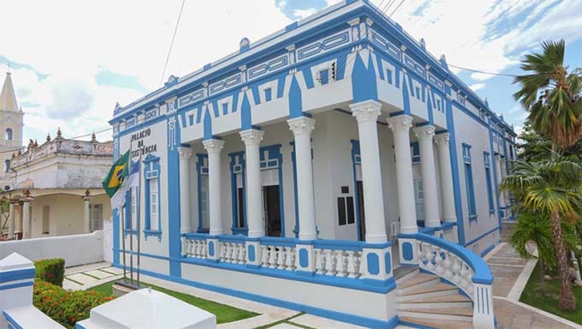 Imagem 1 -  O pagamento do 13º salário antecipado contempla servidores efetivos que fazem aniversário neste mês de dezembro e ainda os demais colaboradores.  A medida mostra o compromisso da administração pública municipal com a política de valorização dos servidores.  “O servidor de Mossoró pela primeira vez na história recebe o 13º de forma muito antecipada, já tendo recebido o salário do mês de novembro. O pagamento dos nossos servidores é prioridade da nossa gestão, é mais uma demonstração do compromisso e respeito para com aqueles que tanto se dedicam por Mossoró”, declarou o prefeito Allyson Bezerra. 