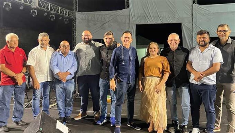 Imagem 1 - “Foi uma noite muito especial, de agradecimento a Deus pelo aniversário do nosso município. Este ano de 2023 foi marcado por muito trabalho em favor do povo de Grossos, e para celebrar cada conquista, reunimos toda população neste lindo show que marca o início as festividades de emancipação”, frisou a prefeita Cinthia Sonale. A programação tem continuidade com a Corrida de Mini Barcos à Vela ás 14h na Prainha, a Feira Recriar às 17h na Praça do Moinho. E a noite, o Show com Padre João Carlos e cantores da Terra às 19h e logo após, o ensaio geral do Espetáculo O Moinho do Passado em Movimento ao Futuro às 22h também na Praça do Moinho. Imagem 1 - “Foi uma noite muito especial, de agradecimento a Deus pelo aniversário do nosso município. Este ano de 2023 foi marcado por muito trabalho em favor do povo de Grossos, e para celebrar cada conquista, reunimos toda população neste lindo show que marca o início as festividades de emancipação”, frisou a prefeita Cinthia Sonale. A programação tem continuidade com a Corrida de Mini Barcos à Vela ás 14h na Prainha, a Feira Recriar às 17h na Praça do Moinho. E a noite, o Show com Padre João Carlos e cantores da Terra às 19h e logo após, o ensaio geral do Espetáculo O Moinho do Passado em Movimento ao Futuro às 22h também na Praça do Moinho.