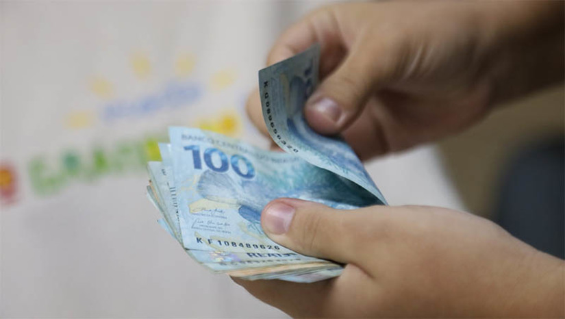 Imagem 1 - Décimo terceiro dos servidores do RN começa a ser pago neste sábado, 9. Recebem amanhã, em parcela única, os servidores que ganham até R$ 7 mil e não receberam adiantamento ao longo do ano, caso do magistério e de órgãos da administração indireta com arrecadação própria. O valor a ser depositado nesta primeira etapa é de R$ 253 milhões para um total de 66.386 servidores entre ativos e inativos e pensionistas. confira o restante do calendário de pagamento. Imagem 1 - Décimo terceiro dos servidores do RN começa a ser pago neste sábado, 9. Recebem amanhã, em parcela única, os servidores que ganham até R$ 7 mil e não receberam adiantamento ao longo do ano, caso do magistério e de órgãos da administração indireta com arrecadação própria. O valor a ser depositado nesta primeira etapa é de R$ 253 milhões para um total de 66.386 servidores entre ativos e inativos e pensionistas. confira o restante do calendário de pagamento.