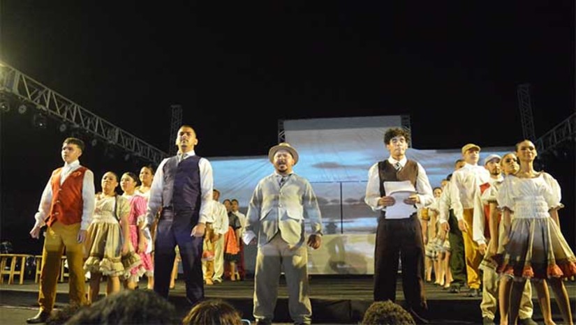 Imagem 1 -  Na 3ª edição, o espetáculo reuniu mais de 80 crianças e jovens assistidos pelo grupos da Casa da Cultura Popular, para encenar a história da disputa do Rio Grande do Norte e o Ceará pelas terras de Grossos, contada em quatro jornadas: a origem, a disputa, a emancipação e do recomeço ao progresso.  O destaque deste ano, ficou por conta estrutura que ficou maior e mais reforçada e a projeção mapeada, que transformou o palco em uma grande tela, onde cenas que foram gravadas anteriormente, se incorporaram com a encenação para dar mais realidade ao espetáculo.