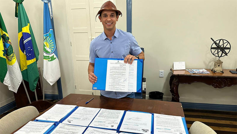Imagem 1 - PL que reajusta salários de 9 categorias é enviado para a Câmara de Mossoró. O projeto de lei foi enviado nesta segunda-feira (11), pelo prefeito Allyson Bezerra, para apreciação dos vereadores de Mossoró. Dentre as categorias beneficiadas, estão os profissionais de saúde, conselheiros tutelares, agentes de trânsito, músicos da banda Artur Paraguai, fiscais de controle ambiental, auditores fiscais, servidores da área tecnológica, guardas municipais e servidores que atuam em cargos de direção e coordenação, como os das escolas e unidades básicas de saúde. Imagem 1 - PL que reajusta salários de 9 categorias é enviado para a Câmara de Mossoró. O projeto de lei foi enviado nesta segunda-feira (11), pelo prefeito Allyson Bezerra, para apreciação dos vereadores de Mossoró. Dentre as categorias beneficiadas, estão os profissionais de saúde, conselheiros tutelares, agentes de trânsito, músicos da banda Artur Paraguai, fiscais de controle ambiental, auditores fiscais, servidores da área tecnológica, guardas municipais e servidores que atuam em cargos de direção e coordenação, como os das escolas e unidades básicas de saúde.
