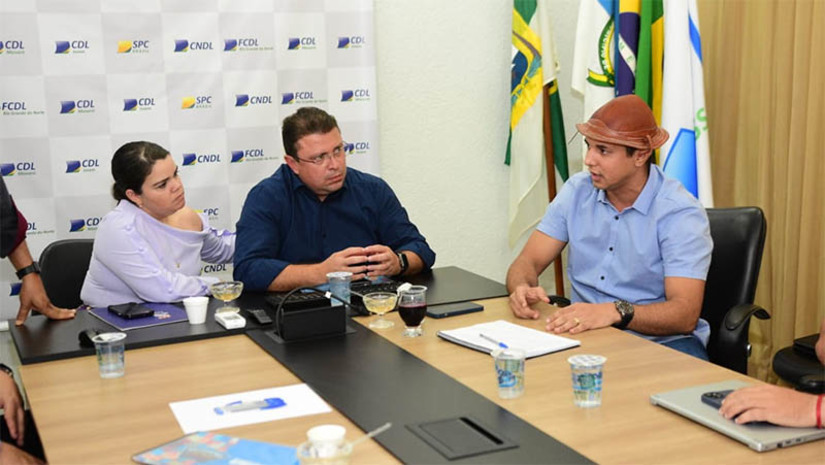 Imagem 1 -  MCJ 2023 gerou um retorno à economia de R$ 292 milhões, aponta estudo. O dado é do estudo de viabilidade econômica e social do Mossoró Cidade Junina (MCJ), apresentado nesta segunda-feira (11), por representantes da UERN e CDL.  A análise apontou a geração de 7,3 mil empregos diretos e indiretos com o evento. Ademais, o relatório apresentado revelou o número de 1,3 milhões de visitantes durante a festa junina em Mossoró.
