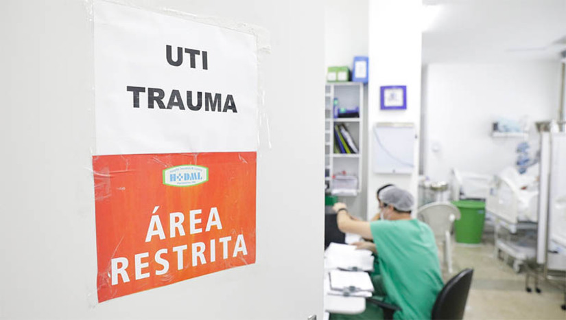 Imagem 1 - RN reduz infecções hospitalares e economiza R$ 13,7 milhões. Através do projeto "Saúde em Nossas Mãos”, a secretaria conseguiu reduzir os casos de infecções hospitalares em quatro das maiores unidades da rede estadual e economizar R$ 13,7 milhões em custos hospitalares. “O mais impactante de todo esse processo é o grande número de vidas salvas e a possibilidade de expandir essa metodologia para outras áreas críticas dos hospitais”. diz a coordenadora do Núcleo Estadual de Segurança do Paciente (NESP/RN), Aline Aciole. Imagem 1 - RN reduz infecções hospitalares e economiza R$ 13,7 milhões. Através do projeto "Saúde em Nossas Mãos”, a secretaria conseguiu reduzir os casos de infecções hospitalares em quatro das maiores unidades da rede estadual e economizar R$ 13,7 milhões em custos hospitalares. “O mais impactante de todo esse processo é o grande número de vidas salvas e a possibilidade de expandir essa metodologia para outras áreas críticas dos hospitais”. diz a coordenadora do Núcleo Estadual de Segurança do Paciente (NESP/RN), Aline Aciole.