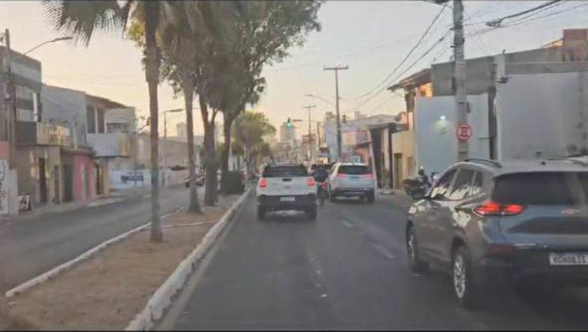 Imagem 1 - População já pode opinar sobre mudanças na Av. João da Escóssia. A prefeitura abriu consulta pública do “Mossoró Mobilidade 2.0”, lançado nesta segunda (11), para que a população possa opinar e sugerir intervenções que possam ajudar a melhorar o trânsito da cidade. Entre as principais mudanças apresentadas está a implementação do sentido único na Av. João da Escóssia, via onde foi identificado um alto número de acidentes. A consulta está aberta por 30 dias e pode ser acessada por meio do banner disponível no site da Prefeitura de Mossoró. Imagem 1 - População já pode opinar sobre mudanças na Av. João da Escóssia. A prefeitura abriu consulta pública do “Mossoró Mobilidade 2.0”, lançado nesta segunda (11), para que a população possa opinar e sugerir intervenções que possam ajudar a melhorar o trânsito da cidade. Entre as principais mudanças apresentadas está a implementação do sentido único na Av. João da Escóssia, via onde foi identificado um alto número de acidentes. A consulta está aberta por 30 dias e pode ser acessada por meio do banner disponível no site da Prefeitura de Mossoró.