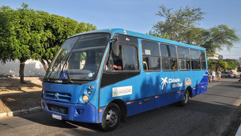 Imagem 1 - População terá transporte público gratuito para a procissão de Santa Luzia. Os devotos da padroeira de Mossoró contarão com linhas de ônibus a partir das 14h30, com itinerários saindo dos bairros ao local de partida da procissão. Neste ano, a imagem peregrina de Santa Luzia parte do Mosteiro Santa Clara, bairro Dom Jaime Câmara, com destino à Catedral de Santa Luzia, Centro. A operação especial contará com embarque nos bairros a partir das 14h30 e retorno às 22h. Imagem 1 - População terá transporte público gratuito para a procissão de Santa Luzia. Os devotos da padroeira de Mossoró contarão com linhas de ônibus a partir das 14h30, com itinerários saindo dos bairros ao local de partida da procissão. Neste ano, a imagem peregrina de Santa Luzia parte do Mosteiro Santa Clara, bairro Dom Jaime Câmara, com destino à Catedral de Santa Luzia, Centro. A operação especial contará com embarque nos bairros a partir das 14h30 e retorno às 22h.
