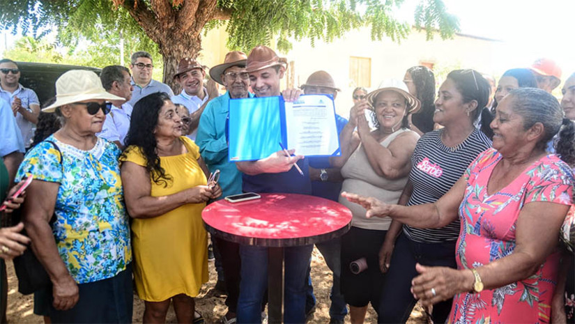 Imagem 1 - PMM vai construir UBSs nas comunidades Cordão de Sombra e Mulungunzinho. O ato de autorizações aconteceu nas referidas localidades nesta terça-feira (12). As Unidades Básicas de Saúde serão construídas por meio de investimento do programa “Mossoró Realiza”. A construção das UBSs trarão benefícios significativos para os moradores, especialmente àqueles que têm dificuldades de acesso a serviços de saúde em outras localidades. Agora, eles poderão contar com um atendimento próximo e de qualidade, garantindo assim uma melhor qualidade de vida. Imagem 1 - PMM vai construir UBSs nas comunidades Cordão de Sombra e Mulungunzinho. O ato de autorizações aconteceu nas referidas localidades nesta terça-feira (12). As Unidades Básicas de Saúde serão construídas por meio de investimento do programa “Mossoró Realiza”. A construção das UBSs trarão benefícios significativos para os moradores, especialmente àqueles que têm dificuldades de acesso a serviços de saúde em outras localidades. Agora, eles poderão contar com um atendimento próximo e de qualidade, garantindo assim uma melhor qualidade de vida.