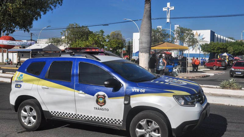 Imagem 1 -  Condutores devem buscar vias alternativas durante a procissão de Santa Luzia. Visando garantir segurança viária e controle de fluxo durante a peregrinação da imagem da padroeira, ruas e avenidas serão isoladas a partir das 15h para a viabilidade do evento. As intervenções no trânsito acontecem nas imediações do Mosteiro Santa Clara, com isolamento de todo o perímetro, não sendo permitido a circulação de veículos. As intervenções seguem conforme o andamento da peregrinação na avenida Presidente Dutra, até a Catedral de Santa Luzia.