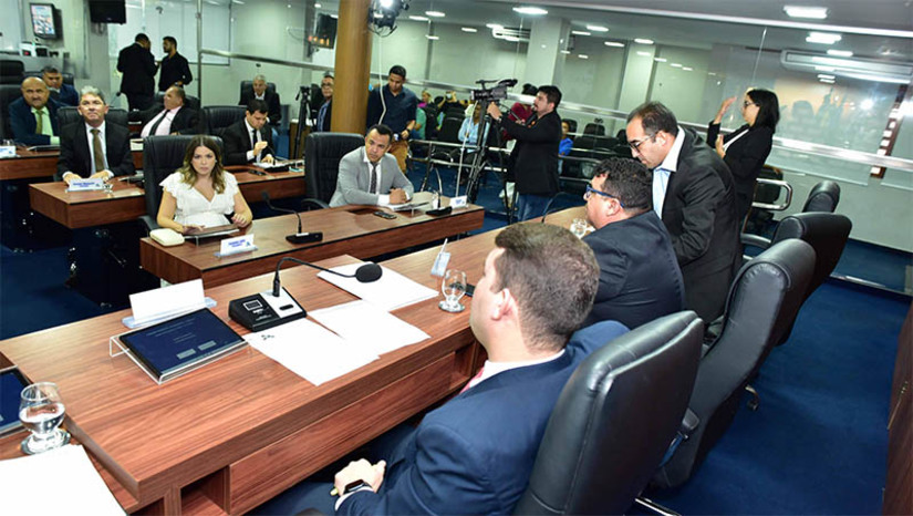 Imagem 1 - PL que reajusta salários de servidores é aprovado à unanimidade pelos vereadores. Projeto de Lei Complementar do Executivo n° 30/2023, foi votado nesta terça-feira (12) e aprovado com 22 votos favoráveis. O texto segue agora para sanção do prefeito Allyson Bezerra. Imagem 1 - PL que reajusta salários de servidores é aprovado à unanimidade pelos vereadores. Projeto de Lei Complementar do Executivo n° 30/2023, foi votado nesta terça-feira (12) e aprovado com 22 votos favoráveis. O texto segue agora para sanção do prefeito Allyson Bezerra.