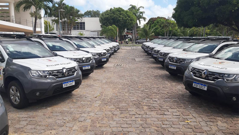 Imagem 1 -  Mais 42 viaturas serão entregues às forças de Segurança Pública do RN. A entrega dos veículos acontecerá na tarde desta quinta-feira (14). Trinta e nove veículos são de modelo Duster, destinados à Polícia Militar. As viaturas foram locadas com recursos do Fundo Nacional de Segurança Pública, e estão na conta dos 300 veículos locados ao custo de R$ 19 milhões (dentro dos R$ 100 milhões anunciados pelo ministro Flávio Dino no mês de março). As outras três viaturas são caminhonetes destinadas ao Itep. Os veículos foram adquiridos com recursos de emendas coletivas. 