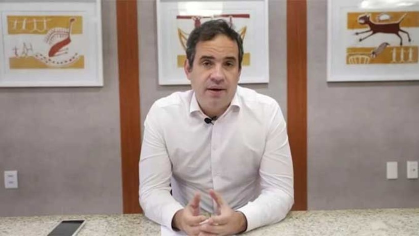 Imagem 1 -  O secretário estadual da Fazenda, Carlos Eduardo Xavier disse que o estado pode revisar o benefício fiscal fornecido na aquisição de combustíveis por empresas de transporte de passageiros, impactando assim no preço das passagens de ônibus. “Por determinação da governadora, a secretaria da Fazenda vem estudando medidas que possam mitigar os impactos dessa reprovação da manutenção da alíquota, e uma delas é a revisão dos benefícios fiscais, que é uma pauta que implantamos em 2019, de modernizar toda a nossa política de benefícios fiscais e, agora, vamos avaliar os que vamos manter ou não, principalmente, no que diz respeito ao regime especial de atacado, querosene de aviação e outros benefícios que foram concedidos”, explica o secretário.