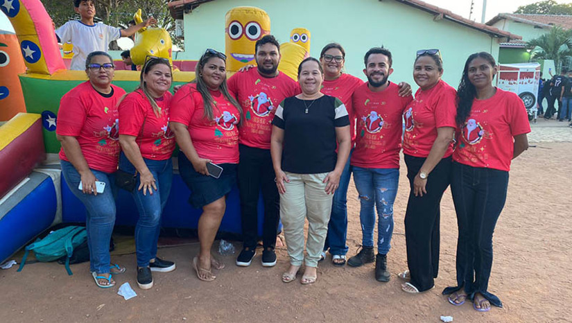 Imagem 1 -  Cine Papai Noel 3D encanta Serra do Mel com diversão e solidariedade. Aprovado pela lei Paulo Gustavo, o evento itinerante levou uma sala de cinema 3D móvel ao município, além de brinquedos, trenzinho e, é claro, a presença ilustre do Papai Noel, levando alegria a crianças e jovens da região.