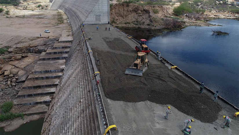 Imagem 1 - Elevação da parede de barramento vai aumentar capacidade da Barragem Oiticica. As obras de elevação de 2,5 metros da parede de barramento foram iniciadas na segunda-feira (11). A ordem de serviço foi emitida pela Secretaria de Estado do Meio Ambiente e dos Recursos Hídricos (Semarh) levando em conta o acordo feito com o Movimento dos Atingidos de forma a não prejudicar os moradores do local. Com a obra, a capacidade de armazenamento da barragem passará dos atuais 47 milhões para 75 milhões de metros cúbicos ainda em 2023. Imagem 1 - Elevação da parede de barramento vai aumentar capacidade da Barragem Oiticica. As obras de elevação de 2,5 metros da parede de barramento foram iniciadas na segunda-feira (11). A ordem de serviço foi emitida pela Secretaria de Estado do Meio Ambiente e dos Recursos Hídricos (Semarh) levando em conta o acordo feito com o Movimento dos Atingidos de forma a não prejudicar os moradores do local. Com a obra, a capacidade de armazenamento da barragem passará dos atuais 47 milhões para 75 milhões de metros cúbicos ainda em 2023.