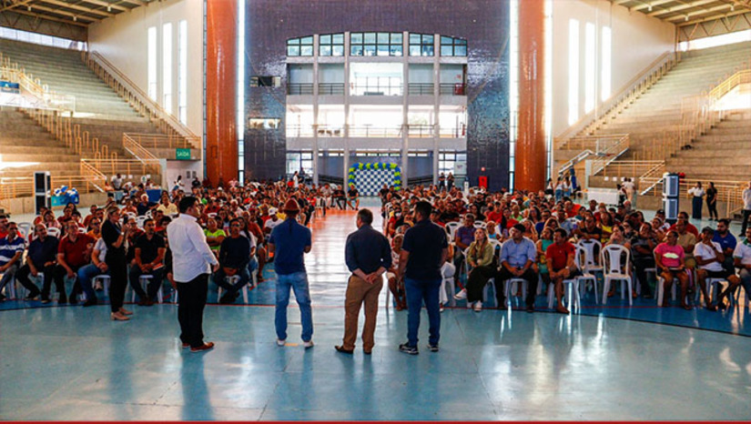 Imagem 1 - A solenidade, realizada no Ginásio de Esporte Engenheiro Pedro Ciarlini Neto, integra o Programa de Valorização dos Mercados Públicos, que oferece também uma série de outras melhorias aos trabalhadores, como cursos e capacitações, linhas de crédito e regularização contábil e jurídica, a partir de parcerias firmadas pelo Município. Imagem 1 - A solenidade, realizada no Ginásio de Esporte Engenheiro Pedro Ciarlini Neto, integra o Programa de Valorização dos Mercados Públicos, que oferece também uma série de outras melhorias aos trabalhadores, como cursos e capacitações, linhas de crédito e regularização contábil e jurídica, a partir de parcerias firmadas pelo Município.