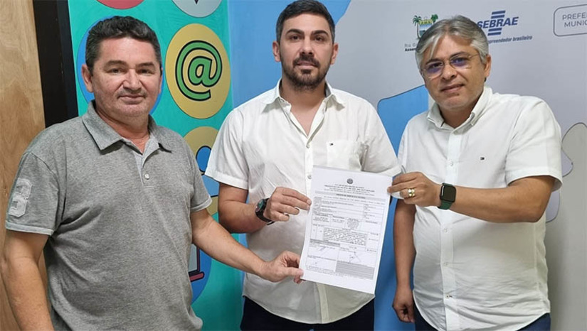 Imagem 1 -  Prefeitura vai investir mais de R$ 475 mil para pavimentar ruas de Governador . A ordem de serviço para realização de novos investimentos em pavimentação a paralelepípedo, nas ruas do município, foi assinada pelo prefeito, Dr. Artur Vale, nesta sexta-feira (15). Serão investidos R$ 476.671,05 para pavimentação de quatro ruas, sendo três no Centro da cidade e uma no Projeto Crescer, recursos oriundos de convênio com o Ministério das Cidades e contrapartida com recursos próprios da Prefeitura de Governador Dix-Sept Rosado.