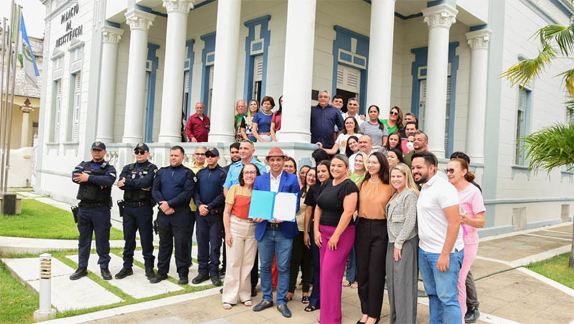 Imagem 1 - Mossoró: lei que garante reajuste a 9 categorias de servidores é sancionada. A sanção da Lei Complementar n.º 205 de 15 de dezembro de 2023 ocorreu na manhã desta sexta-feira (15), no Palácio da Resistência, sede do Poder Executivo de Mossoró, com a presença de diversos servidores, secretários municipais e vereadores. Com a nova lei, serão beneficiados servidores da saúde, conselheiros tutelares, Guarda Civil Municipal, Agentes de Trânsito, servidores músicos da Banda Sinfônica Municipal Arthur Paraguai, fiscais de controle ambiental e auditores. Imagem 1 - Mossoró: lei que garante reajuste a 9 categorias de servidores é sancionada. A sanção da Lei Complementar n.º 205 de 15 de dezembro de 2023 ocorreu na manhã desta sexta-feira (15), no Palácio da Resistência, sede do Poder Executivo de Mossoró, com a presença de diversos servidores, secretários municipais e vereadores. Com a nova lei, serão beneficiados servidores da saúde, conselheiros tutelares, Guarda Civil Municipal, Agentes de Trânsito, servidores músicos da Banda Sinfônica Municipal Arthur Paraguai, fiscais de controle ambiental e auditores.