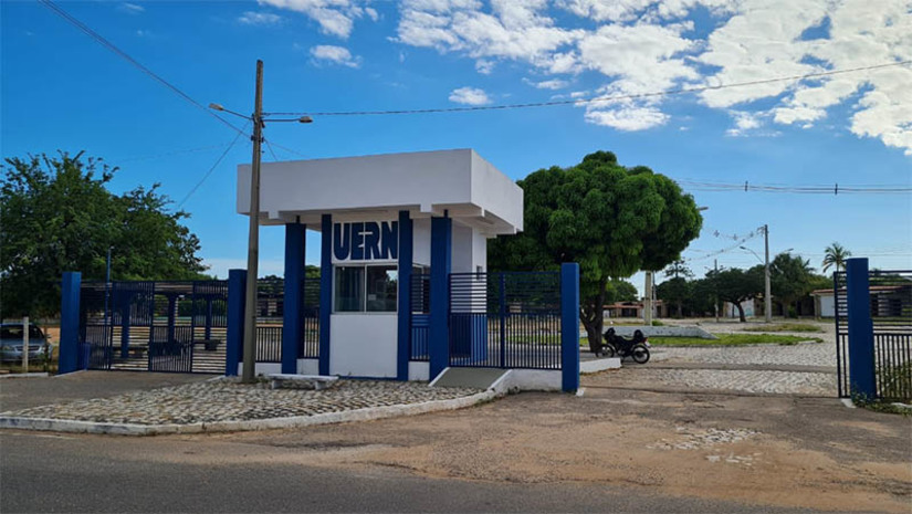 Imagem 1 -  Pagamento do 13º dos servidores ativos da UERN é antecipado. Inicialmente previsto para o dia 20 de dezembro, conforme calendário divulgado no início do ano, o pagamento está sendo feito nesta sexta-feira (15). Em relação aos aposentados, cuja folha é gerenciada pelo Instituto de Previdência dos Servidores do Estado do Rio Grande do Norte (IPERN), o pagamento do décimo segue o cronograma do Governo do Estado, observando as faixas salariais. Já os salários do mês de dezembro da UERN serão pagos no dia 30.