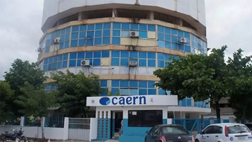 Imagem 1 - Caern trabalha na recuperação do Poço 6, mas não há previsão para conclusão. A companhia informou que enquanto o poço não é reparado, está providenciando ações operacionais de forma emergencial para viabilizar o atendimento das populações dos bairros Aeroporto I e II, parte de Nova Betânia e Bela Vista. “O trabalho de manutenção do P-6 é de difícil execução, por ser um poço de grande profundidade – mil metros – sendo necessário retirar todas as colunas do subsolo, com o uso de guindaste”, explicou a Caern. Imagem 1 - Caern trabalha na recuperação do Poço 6, mas não há previsão para conclusão. A companhia informou que enquanto o poço não é reparado, está providenciando ações operacionais de forma emergencial para viabilizar o atendimento das populações dos bairros Aeroporto I e II, parte de Nova Betânia e Bela Vista. “O trabalho de manutenção do P-6 é de difícil execução, por ser um poço de grande profundidade – mil metros – sendo necessário retirar todas as colunas do subsolo, com o uso de guindaste”, explicou a Caern.