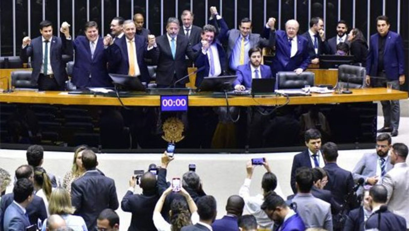 Imagem 1 - A proposta que simplifica os impostos e prevê fundos para o desenvolvimento regional foi aprovada nesta sexta-feira (15) em primeiro turno por 371 votos a 121, e em segundo turno por 365 a 118. O presidente da Câmara, Arthur Lira, comemorou a aprovação e anunciou que o texto poderá ser promulgado na próxima quarta-feira (20), pelo presidente Lula. Novo Código Tributário entra em vigor a partir do próximo ano Imagem 1 - A proposta que simplifica os impostos e prevê fundos para o desenvolvimento regional foi aprovada nesta sexta-feira (15) em primeiro turno por 371 votos a 121, e em segundo turno por 365 a 118. O presidente da Câmara, Arthur Lira, comemorou a aprovação e anunciou que o texto poderá ser promulgado na próxima quarta-feira (20), pelo presidente Lula. Novo Código Tributário entra em vigor a partir do próximo ano