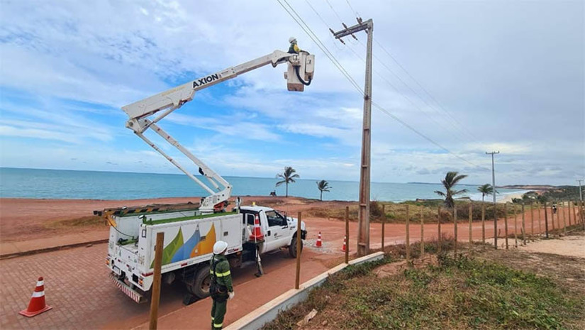 Imagem 1 -  Cosern investe R$ 65 milhões para garantir fornecimento de energia no veraneio . A Operação Verão 2024 foi iniciada em julho e se estende até o Carnaval. De acordo com o superintendente de Serviços Técnicos da Neoenergia Cosern, Osvaldo Tavares, cerca de quatro mil quilômetros de redes elétricas foram contemplados com a Operação. “As ações visando o verão beneficiam diretamente cerca de 200 mil consumidores potiguares, além dos turistas que nos visitam nesse período. No total, cerca de 630 profissionais estão envolvidos na execução dos serviços e das manutenções preventivas”, destaca.