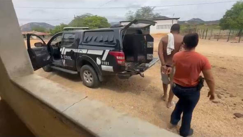 Imagem 1 - Josimar Silva Rocha, conhecido como Baiano, de 46 anos, foi preso nesta segunda-feira (18). A prisão aconteceu em um sítio, na zona rural de Alexandria. De acordo com o delegado Murilo Baessa, no dia 13 de dezembro, Josimar se armou com uma picareta (chibanca) e chamou sua ex-companheira para conversar. Quando os dois se encontraram, ele surpreendeu a vítima, desferindo três golpes contra a cabeça dela. A mulher foi salva por um amigo do casal, que chegou a tempo de interferir e evitar que ela fosse morta. Imagem 1 - Josimar Silva Rocha, conhecido como Baiano, de 46 anos, foi preso nesta segunda-feira (18). A prisão aconteceu em um sítio, na zona rural de Alexandria. De acordo com o delegado Murilo Baessa, no dia 13 de dezembro, Josimar se armou com uma picareta (chibanca) e chamou sua ex-companheira para conversar. Quando os dois se encontraram, ele surpreendeu a vítima, desferindo três golpes contra a cabeça dela. A mulher foi salva por um amigo do casal, que chegou a tempo de interferir e evitar que ela fosse morta.