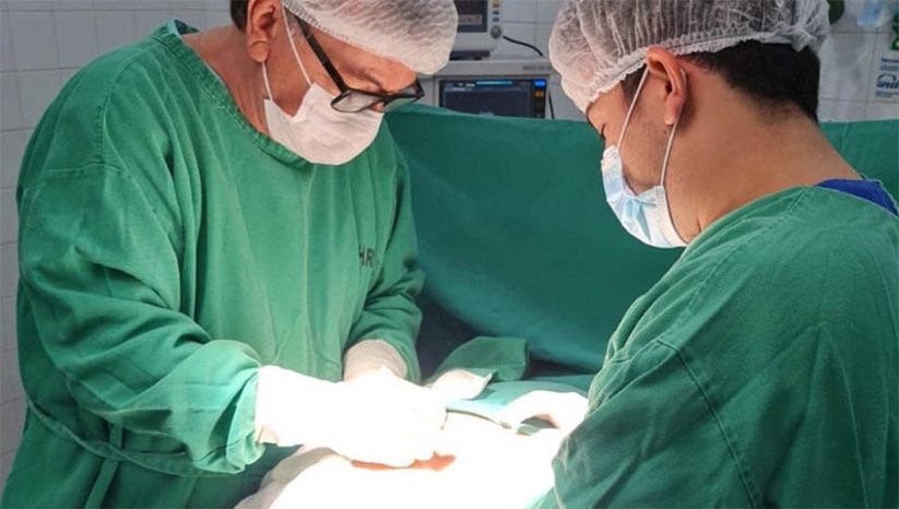 Imagem 1 - Fila de cirurgia oncológica no Oeste do RN é zerada; 839 pessoas foram atendidas em 2 meses. Desde setembro que a secretaria abriu um diálogo com a Secretaria de Saúde de Mossoró e prestadores de serviço da área da oncologia para garantir acesso e cirurgias em tempo hábil a todos os municípios da região. A articulação redundou em um termo de ajustamento de conduta (TAC), mediado pelo Ministério Público. Assim, o número de autorizações para procedimentos oncológicos passou de 87 entre 16 de setembro e 15 de outubro para 352 de 16 de outubro a 15 de novembro e outras 487 autorizações até a sexta-feira passada (15). Imagem 1 - Fila de cirurgia oncológica no Oeste do RN é zerada; 839 pessoas foram atendidas em 2 meses. Desde setembro que a secretaria abriu um diálogo com a Secretaria de Saúde de Mossoró e prestadores de serviço da área da oncologia para garantir acesso e cirurgias em tempo hábil a todos os municípios da região. A articulação redundou em um termo de ajustamento de conduta (TAC), mediado pelo Ministério Público. Assim, o número de autorizações para procedimentos oncológicos passou de 87 entre 16 de setembro e 15 de outubro para 352 de 16 de outubro a 15 de novembro e outras 487 autorizações até a sexta-feira passada (15).