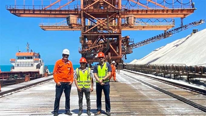 Imagem 1 -  Os professores Vinícius Caldeira e João Maria, doutores em Química e Física da Uern, respectivamente, visitaram o Terminal Salineiro Intersal (TSI), em Areia Branca. A proposta é conhecer o funcionamento do terminal para embasar pesquisas desenvolvidas pelos docentes voltadas para a produção de sal. A discussão de parcerias para desenvolver pesquisas no setor salineiro da região vem sendo desenvolvidas há alguns anos. O Rio Grande do Norte é o maior produtor de sal marinho, responsável por 95,9% da produção nacional.