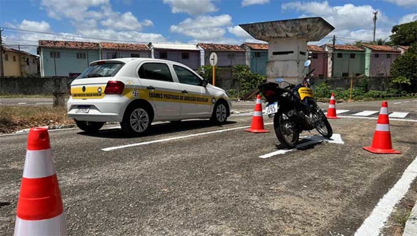 Imagem 1 -  O Departamento Estadual de Trânsito do RN (Detran) vai realizar um mutirão de exames práticos para obtenção da Carteira Nacional de Habilitação (CNH) na próxima sexta-feira (22), em Mossoró. Com a abertura de 250 vagas extras para os testes práticos, o Detran informa que os candidatos que tinham exames em Mossoró nos dias 26, 27 e 28 deste mês, devem antecipar o agendamento para o dia do mutirão. Para participar, todos os candidatos devem fazer o Agendamento para as provas no Portal de Serviços do Detran, incluindo quem já estava marcado e vai precisar adiantar a data.  O mutirão ocorrerá das 7h às 17h, no Terminal Rodoviário de Mossoró.