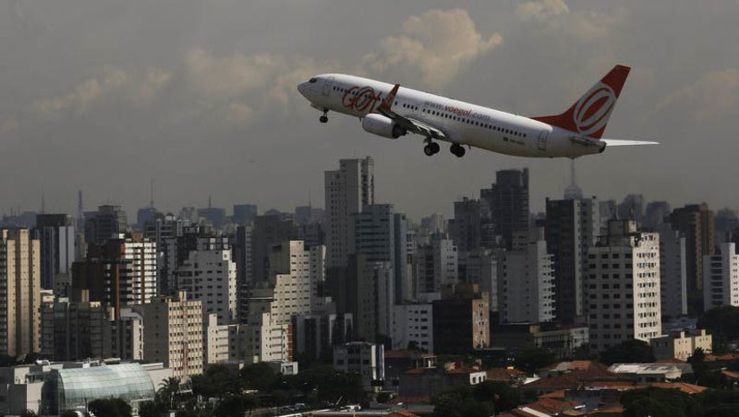 Imagem 1 -  Novo plano para redução de passagens aéreas é apresentado. O plano foi apresentado durante coletiva de imprensa, realizada pelo ministro de Portos e Aeroportos, Silvio Costa Filho, e representantes das companhias aéreas. Entre as principais medidas apresentadas pelas companhias estão: valores mais acessíveis para bilhetes comprados com até 14 dias de antecedência da data da viagem, inclusão de serviços de remarcação sem cobrança de taxa adicional, oferta de tarifas mais acessíveis para compras realizadas em determinados dias da semana; aumento no número de oferta de voos e ampliação da frota aérea.