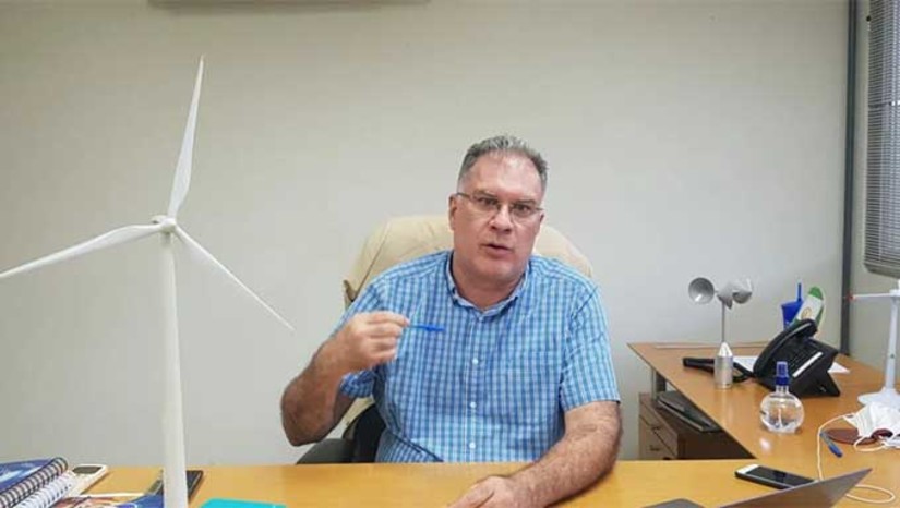 Imagem 1 -  O diretor do SENAI do Rio Grande do Norte, Rodrigo Mello, anunciou que a Faculdade de Energias Renováveis será oficialmente lançada no dia 15 de janeiro de 2024. O foco será na formação de profissionais voltados às necessidades práticas da indústria de energias renováveis, atividade em que o Centro de Tecnologias do Gás e Energias Renováveis (CTGAS-ER), do SENAI-RN, e o Instituto SENAI de Inovação em Energias Renováveis (ISI-ER) já são referências nacionais em educação profissional, Pesquisa, Desenvolvimento, Inovação (PD&I) e oferta de serviços tecnológicos. “Por provocação de várias empresas, a gente começou a escutar que ‘está na hora’ do SENAI do Rio Grande do Norte entrar na formação de pessoas de nível superior”, afirma Rodrigo Mello.