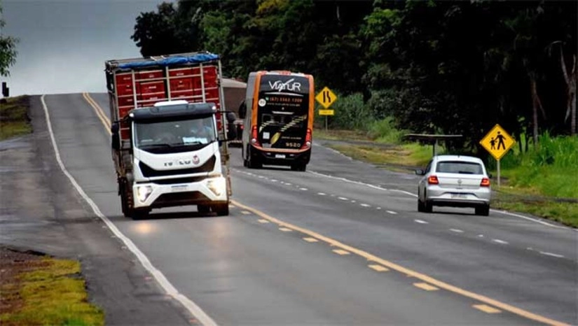 Imagem 1 -  A nova Lei 14.599, adverte que os motoristas com CNH nas categorias C, D e E, com idade inferior a 70 anos, devem fazer o exame. O Diretor Executivo de Trânsito, Luis Correia, disse que o exame é exigido no momento da renovação desse documento ou para mudança de categoria C, D e E, devendo ser atualizado de acordo com a indicação da própria CNH. Quem não cumprir o prazo, pode arcar com uma multa de R$ 1.467,35 e perder 7 pontos na carteira. Dirigir com o exame vencido, ou deixar de realizar o exame, configura infração gravíssima, segundo o Código de Trânsito Brasileiro (CTB).